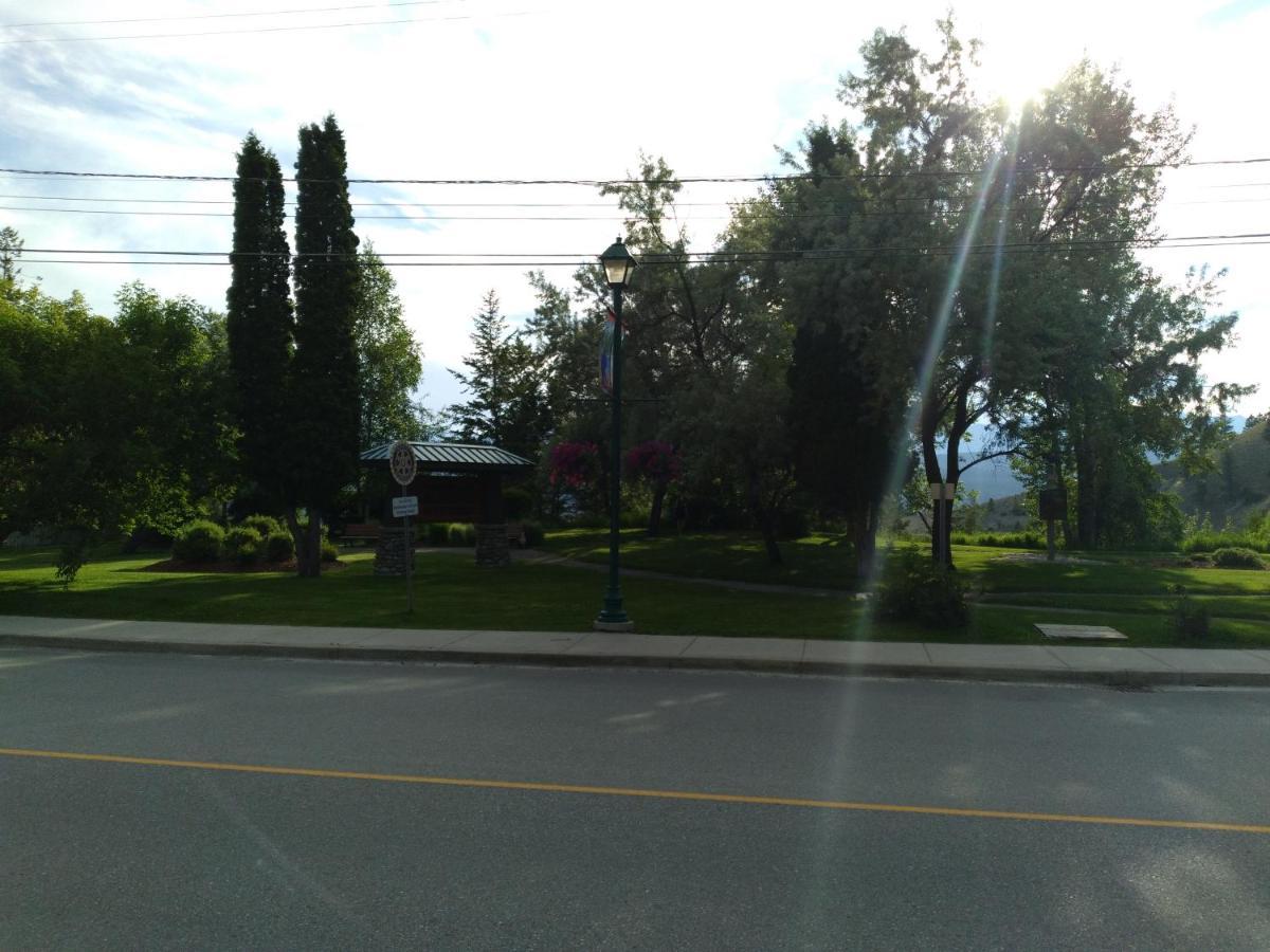 Appletree Inn Radium Hot Springs Zewnętrze zdjęcie