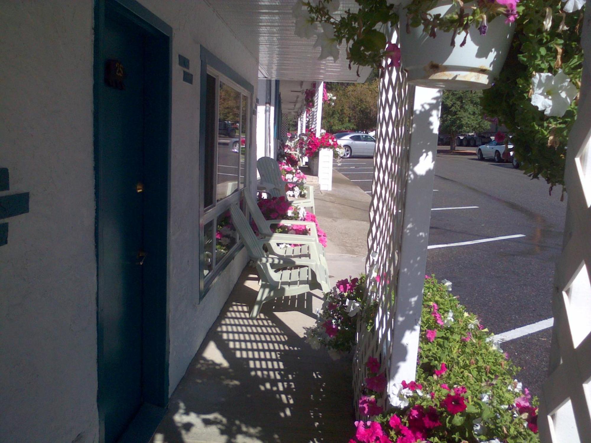Appletree Inn Radium Hot Springs Zewnętrze zdjęcie